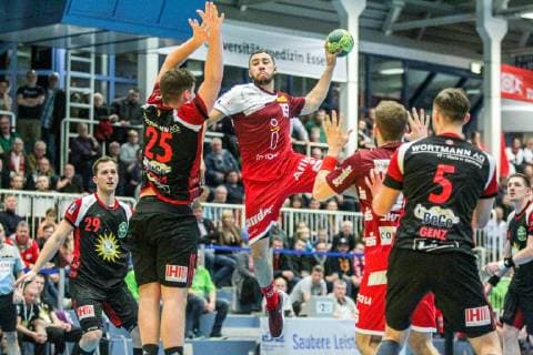 v.l. Moritz Schade (Luebbecke 25) versucht einen Wurf von Cyrill Akakpo (Essen 18) zu blocken, rechts lauert Tom Skroblien (Essen 52) und Jo Gerrit Genz (Luebbecke 5) beim Spiel TUSEM Essen vs. TuS N-Luebbecke, Handball, 2. Bundesliga, 22.02.2019 TUSEM Essen vs. TuS N-Luebbecke, Handball, 2. Bundesliga, 22.02.2019 Essen Copyright: xEIBNER MarioxHommesx EP_MHS