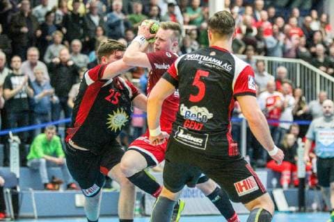 Luca Witzke (Essen 7) wird von Moritz Schade (Luebbecke 25) und Jo Gerrit Genz (Luebbecke 5) geblockt beim Spiel TUSEM Essen vs. TuS N-Luebbecke, Handball, 2. Bundesliga, 22.02.2019 TUSEM Essen vs. TuS N-Luebbecke, Handball, 2. Bundesliga, 22.02.2019 Essen Copyright: xEIBNER MarioxHommesx EP_MHS
