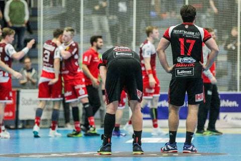 v.l. Lukasz Gierak (Luebbecke 10) und Luka Rakovic (Luebbecke 17) stehen nach dem Spiel enttaeuscht auf dem Feld waehrend im Hintergrund die Essener Spieler jubeln beim Spiel TUSEM Essen vs. TuS N-Luebbecke, Handball, 2. Bundesliga, 22.02.2019 TUSEM Essen vs. TuS N-Luebbecke, Handball, 2. Bundesliga, 22.02.2019 Essen Copyright: xEIBNER MarioxHommesx EP_MHS