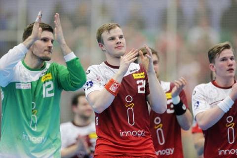 v.l. Sebastian Bliss (Essen 12), Lucas Firnhaber (Essen 26) und Niklas Ingenpass (Essen 55) klatschen den Fans von TUSEM Essen Beifall beim Spiel TUSEM Essen vs. TuS N-Luebbecke, Handball, 2. Bundesliga, 22.02.2019 TUSEM Essen vs. TuS N-Luebbecke, Handball, 2. Bundesliga, 22.02.2019 Essen Copyright: xEIBNER MarioxHommesx EP_MHS