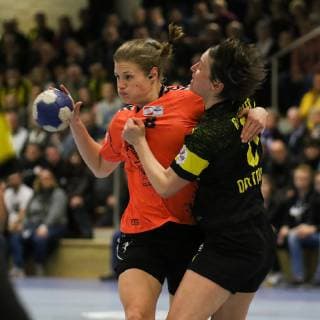 links, Sally Potocki ( Leverkusen ) und Anne Müller ( Dortmund ), Handball - 1.Bundesliga Frauen Handball - Borussia Dortmund vs. Bayer 04 Leverkusen, Herdecke , Sporthalle Bleichstein, 22.02.2019 , Herdecke Sporthalle Bleichstein NRW Deutschland