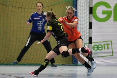 v.l. Harma van Kreij ( Dortmund ) und Mia Zschocke ( Leverkusen ), Handball - 1.Bundesliga Frauen Handball - Borussia Dortmund vs. Bayer 04 Leverkusen, Herdecke , Sporthalle Bleichstein, 22.02.2019 , Herdecke Sporthalle Bleichstein NRW Deutschland