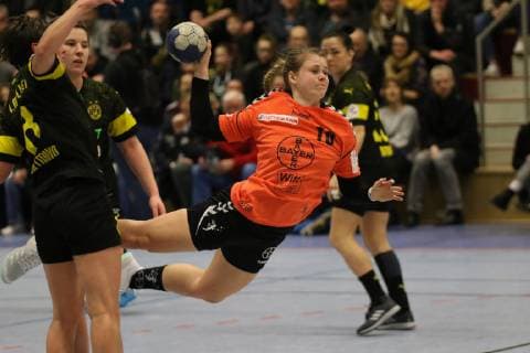 mitte, Jennifer Kämpf ( Leverkusen ) beim Wurf, Handball - 1.Bundesliga Frauen Handball - Borussia Dortmund vs. Bayer 04 Leverkusen, Herdecke , Sporthalle Bleichstein, 22.02.2019 , Herdecke Sporthalle Bleichstein NRW Deutschland