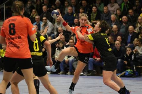 rechts, Alina Grijseels ( Dortmund ) versucht Mia Zschocke ( Leverkusen ) am Wurf zu hindern, Handball - 1.Bundesliga Frauen Handball - Borussia Dortmund vs. Bayer 04 Leverkusen, Herdecke , Sporthalle Bleichstein, 22.02.2019 , Herdecke Sporthalle Bleichstein NRW Deutschland