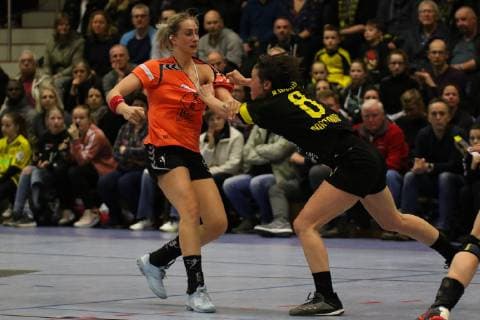 links, Mia Zschocke ( Leverkusen ) wird von Anne Müller ( Dortmund ) am Trikot gezogen, Handball - 1.Bundesliga Frauen Handball - Borussia Dortmund vs. Bayer 04 Leverkusen, Herdecke , Sporthalle Bleichstein, 22.02.2019 , Herdecke Sporthalle Bleichstein NRW Deutschland