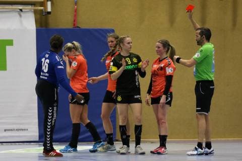 3.v.r. Leonie Kockel ( Dortmund ) bekommt die Rote Karte von Schiedsrichter Christoph Immel gezeigt, Handball - 1.Bundesliga Frauen Handball - Borussia Dortmund vs. Bayer 04 Leverkusen, Herdecke , Sporthalle Bleichstein, 22.02.2019 , Herdecke Sporthalle Bleichstein NRW Deutschland