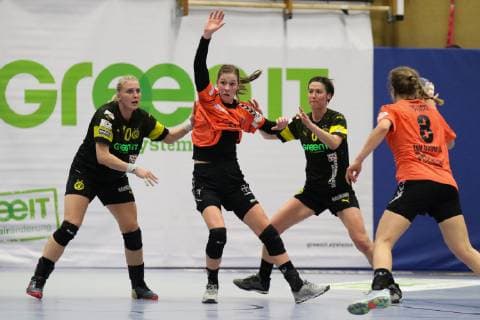 v.l. Hildigunnur Einarsdottir ( Dortmund ), Annefleur Bruggeman ( Leverkusen ), Anne Müller ( Dortmund ) und Sally Potocki ( Leverkusen ), Handball - 1.Bundesliga Frauen Handball - Borussia Dortmund vs. Bayer 04 Leverkusen, Herdecke , Sporthalle Bleichstein, 22.02.2019 , Herdecke Sporthalle Bleichstein NRW Deutschland