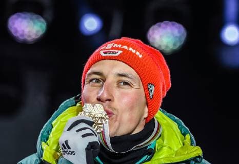 22.02.2019, Medal Plaza, Seefeld, AUT, FIS Weltmeisterschaften Ski Nordisch, Seefeld 2019, Nordische Kombination, Siegerehrung, im Bild Weltmeister und Goldmedaillengewinner Eric Frenzel (GER) World champion and gold medalist Eric Frenzel of Germany during the winner Ceremony for the Nordic Combined competition of FIS Nordic Ski World Championships 2019 at the Medal Plaza in Seefeld, Austria on 2019 02 22. Seefeld