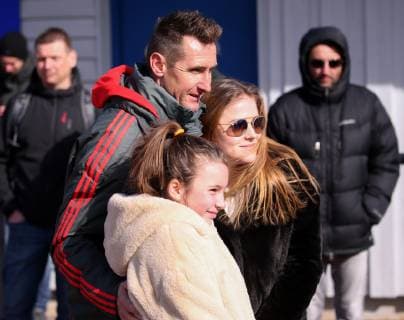 BAU 23.02.2019 Stuttgart-Degerloch Fußball U17 U 17 SV Stuttgarter Kickers vs. FC Bayern München Trainer Miroslav Klose (Bayern, Mitte) lässt sich mit Fans fotografieren Die Einverständniserklärung der Eltern liegt nicht schriftlich vor. *** BAU 23 02 2019 Stuttgart Degerloch Soccer U17 SV Stuttgarter Kickers vs FC Bayern Munich Coach Miroslav Klose Bayern Mitte has himself photographed with fans The parents declaration of consent is not available in writing
