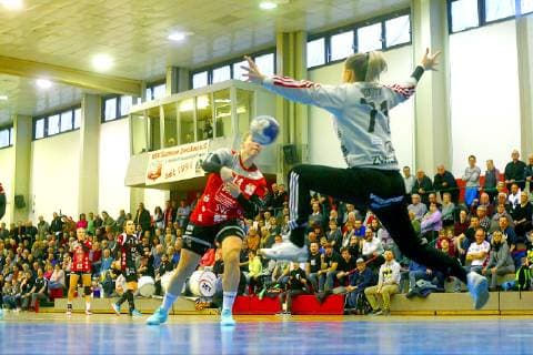 Michelle Stefes (Beyeröhde) überwindet Torhüterin Ela Szott (Zwickau) Handball Frauen 2.Liga 2018 19 BSV Sachsen Zwickau - TV Beyeröhde-Wuppertal am 23.2.2019 BSV Sachsen Zwickau - TV Beyeröhde-Wuppertal