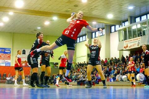 Torwurf von Anna-Lena Tomlik (Beyeröhde) Handball Frauen 2.Liga 2018 19 BSV Sachsen Zwickau - TV Beyeröhde-Wuppertal am 23.2.2019 BSV Sachsen Zwickau - TV Beyeröhde-Wuppertal