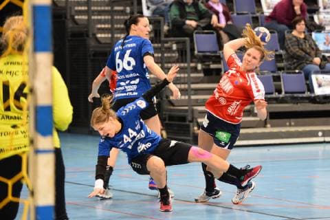 Handball 2. Bundesliga DJK MJC Trier : Herrenberg Putzke Saskia (Herrenberg) gegen Varga Dora Simon (Trier in blau) links 66 und Zrnec Maja (Trier in blau) GER, DJK MJC Trier - SG H2Ku Herrenberg, 2. Bundesliga, Frauen, 23.02.2019 Trier Copyright: xEIBNER Hans_Kraemerx EP_eer