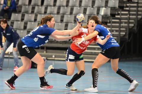 Handball 2. Bundesliga DJK MJC Trier : Herrenberg Putzke Saskia (Herrenberg) gegen Houben Linsey (Trier in blau) links und Szabo Gabriella (Trier in blau) rechts GER, DJK MJC Trier - SG H2Ku Herrenberg, 2. Bundesliga, Frauen, 23.02.2019 Trier Copyright: xEIBNER Hans_Kraemerx EP_eer