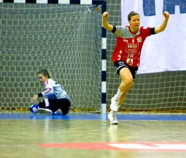 In Jubelpose: Melina Fabisch (Beyeröhde) , hinten Torhüterin Ela Szott (Zwickau) Handball Frauen 2.Liga 2018 19 BSV Sachsen Zwickau - TV Beyeröhde-Wuppertal 25:26 am 23.2.2019 BSV Sachsen Zwickau - TV Beyeröhde-Wuppertal