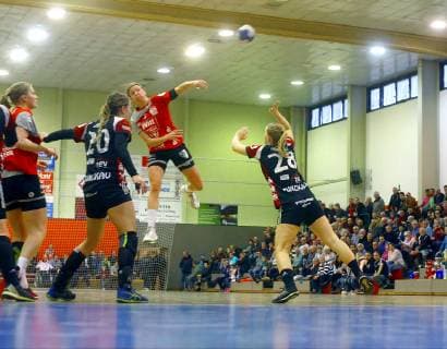 Torwurf von Melina Fabisch (Beyeröhde) Handball Frauen 2.Liga 2018 19 BSV Sachsen Zwickau - TV Beyeröhde-Wuppertal 25:26 am 23.2.2019 BSV Sachsen Zwickau - TV Beyeröhde-Wuppertal