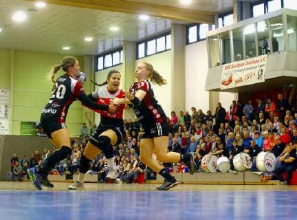 Sophia Michailidis (Beyeröhde) sucht die Lücke zwischen Petra Nagy (Zwickau) und Alisa Pester (Zwickau, rechts) Handball Frauen 2.Liga 2018 19 BSV Sachsen Zwickau - TV Beyeröhde-Wuppertal 25:26 am 23.2.2019 BSV Sachsen Zwickau - TV Beyeröhde-Wuppertal