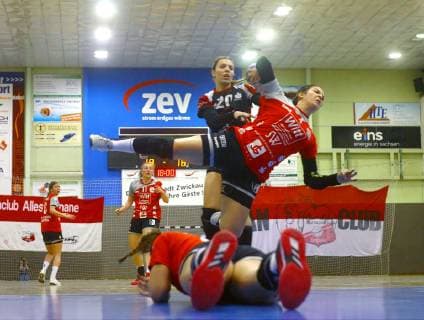 Torwurf von Sophia Michailidis (Beyeröhde) , dahinter Petra Nagy (Zwickau) , vorn Katharina Hufschmidt (Beyeröhde) Handball Frauen 2.Liga 2018 19 BSV Sachsen Zwickau - TV Beyeröhde-Wuppertal 25:26 am 23.2.2019 BSV Sachsen Zwickau - TV Beyeröhde-Wuppertal