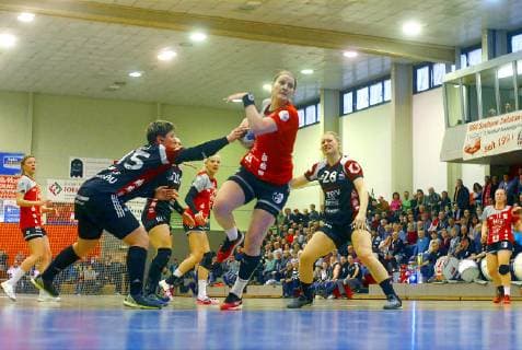 Anna-Lena Tomlik (Beyeröhde) sucht die Lücke zwischen Nadja Bolze (Zwickau, links) und Alisa Pester (Zwickau) Handball Frauen 2.Liga 2018 19 BSV Sachsen Zwickau - TV Beyeröhde-Wuppertal 25:26 am 23.2.2019 BSV Sachsen Zwickau - TV Beyeröhde-Wuppertal