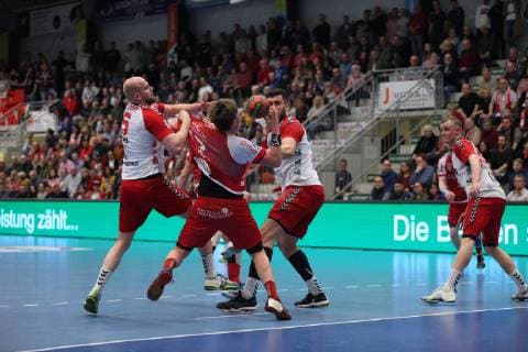 Mattis Michel (TuS Ferndorf 17) gegen Jan Brosch (ASV Hamm-Westfalen 5)(links) und Markus Fuchs (ASV Hamm-Westfalen 6)(rechts), ASV Hamm-Westfalen vs TuS Ferndorf, Handball, 2. Bundesliga, 23.02.2019, ASV Hamm-Westfalen vs TuS Ferndorf, Handball, 2. Bundesliga, 23.02.2019 Hamm Copyright: xEIBNER JanxStrohdiekx EP_JSK