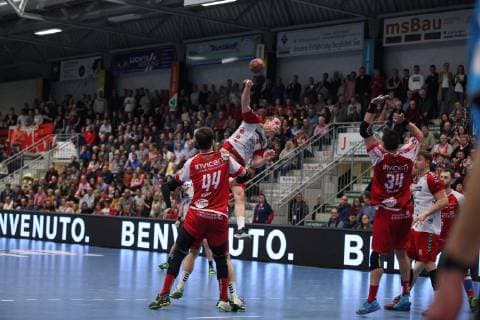 Oliver Milde (ASV Hamm-Westfalen 4) im Wurf gegen Thomas Rink (TuS Ferndorf 44)(links) und Thomas Rink (TuS Ferndorf 44)(rechts) , ASV Hamm-Westfalen vs TuS Ferndorf, Handball, 2. Bundesliga, 23.02.2019, ASV Hamm-Westfalen vs TuS Ferndorf, Handball, 2. Bundesliga, 23.02.2019 Hamm Copyright: xEIBNER JanxStrohdiekx EP_JSK