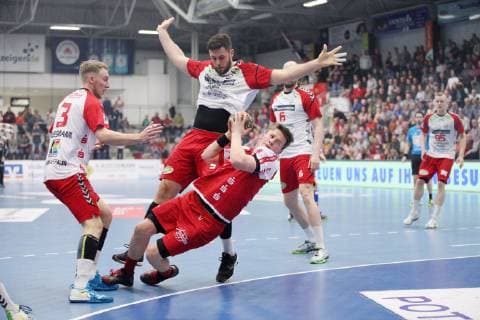 Mattis Michel (TuS Ferndorf 17) vorbei an Fabian Huesmann (ASV Hamm-Westfalen 3)(links) und Jan Brosch (ASV Hamm-Westfalen 5)(hinten) , ASV Hamm-Westfalen vs TuS Ferndorf, Handball, 2. Bundesliga, 23.02.2019, ASV Hamm-Westfalen vs TuS Ferndorf, Handball, 2. Bundesliga, 23.02.2019 Hamm Copyright: xEIBNER JanxStrohdiekx EP_JSK