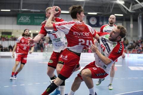 Lukas Zerbe (TuS Ferndorf 24) gegen Fabian Huesmann (ASV Hamm-Westfalen 3)(hinten) und Vincent Sohmann (ASV Hamm-Westfalen 10)(rechts) , ASV Hamm-Westfalen vs TuS Ferndorf, Handball, 2. Bundesliga, 23.02.2019, ASV Hamm-Westfalen vs TuS Ferndorf, Handball, 2. Bundesliga, 23.02.2019 Hamm Copyright: xEIBNER JanxStrohdiekx EP_JSK