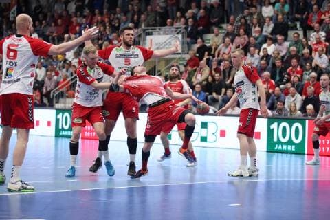 Lukas Zerbe (TuS Ferndorf 24) wird von Fabian Huesmann (ASV Hamm-Westfalen 3)(links) und Jan Brosch (ASV Hamm-Westfalen 5)(hinten) gestoppt, ASV Hamm-Westfalen vs TuS Ferndorf, Handball, 2. Bundesliga, 23.02.2019, ASV Hamm-Westfalen vs TuS Ferndorf, Handball, 2. Bundesliga, 23.02.2019 Hamm Copyright: xEIBNER JanxStrohdiekx EP_JSK