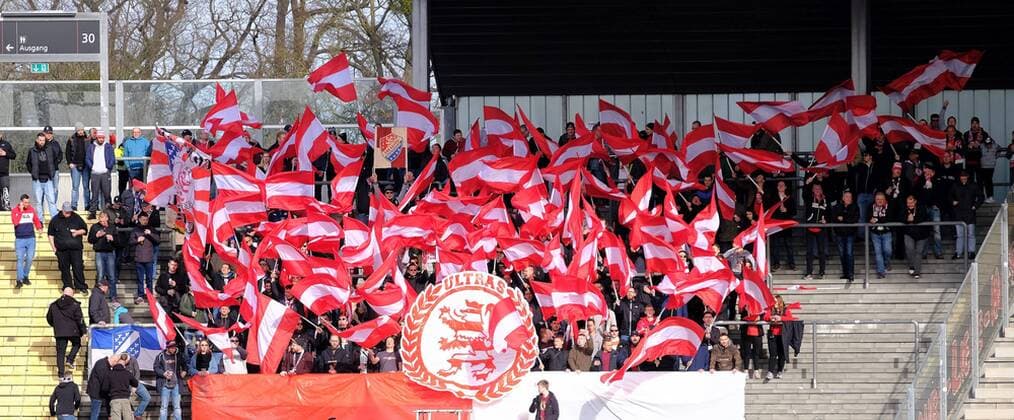 Fußball, Stadiongeschichte KSV Hessen-Kassel 23.02.2019 xkhx Kassel Auestadion. Lotto Hessenlliga Saison 2018 2019 KSV Hessen Kassel - Spvgg. 03 Neu-Isenburg Die Ultras Fans der Kasseler Löwen feiern ihre Mannschaft