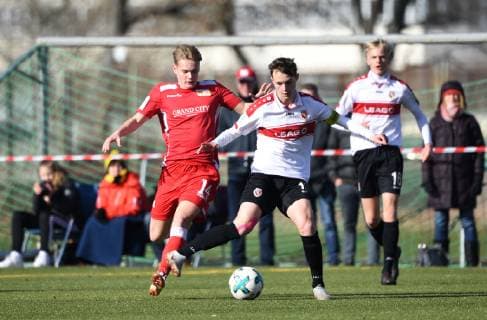 Fussball, Nachwuchs, Saison 2018 2019, B-Junioren, Bundesliga, Staffel Nord Nordordost (18. Spieltag), 1. FC Union Berlin - Energie Cottbus (1:2), v. l. Justin Reinhardt U17 U 17 1. FC Union), Jeremy Postelt (U17, Energie Cottbus), Janne Sietan (U17, Energie Cottbus), 23.02. 2019, *** Football Nachwuchs Saison 2018 2019 B Junioren Bundesliga Staffel Nordorordost 18 Matchday 1 FC Union Berlin Energie Cottbus 1 2 v l Justin Reinhardt U17 1 FC Union Jeremy Postelt U17 Energie Cottbus Janne Sietan U17 Energie Cottbus 23 02 2019 Copyright: xMatthiasxKochx