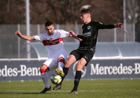 BAU 23.02.2019 Stuttgart Fußball U17 U 17 VFB Stuttgart vs. Eintracht Frankfurt, v.l. Enrique Katsianas-Sanchez (VfB), Joshua Froels (Frankfurt) *** BAU 23 02 2019 Stuttgart Football U17 VFB Stuttgart vs Eintracht Frankfurt v l Enrique Katsianas Sanchez VfB Joshua Froels Frankfurt