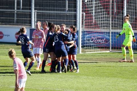 1.FC Köln vs. 1.FFC Turbine Potsdam II Fussball 2.Bundesliga Frauen Franz-Kremer-Stadion Potsdamer Jubel nach dem Tor zum 0:2 24.02.2019