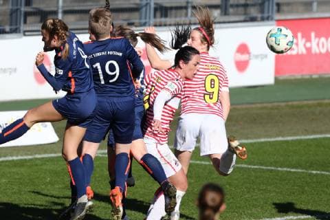 1.FC Köln vs. 1.FFC Turbine Potsdam II Fussball 2.Bundesliga Frauen Franz-Kremer-Stadion 2. von rechts: Peggy Nietgen (1.FC Köln) 24.02.2019