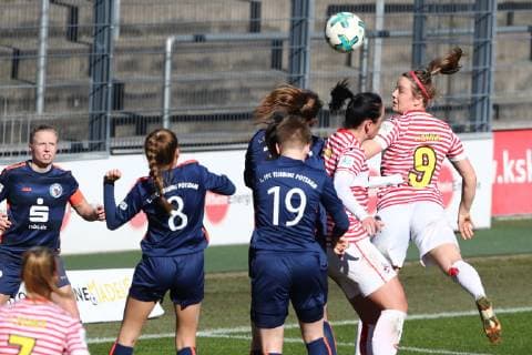 1.FC Köln vs. 1.FFC Turbine Potsdam II Fussball 2.Bundesliga Frauen Franz-Kremer-Stadion rechts: Sonja Giraud (1.FC Köln) 24.02.2019