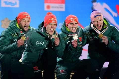 Sport Bilder des Tages 2019.02.24 Seefeld Innsbruck Mistrzostwa Swiata w Narciarstwie Klasycznym Seefeld 2019 Konkurs druzynowy na duzej skoczni Bergisel HS130 - ceremonia medalowa N z Markus Eisenbichler, Karl Geiger, Richard Freitag, Stephan Leyhe Foto Martyna Szydlowska Newspix 2019.02.24 Seefeld Innsbruck FIS Nordic World Ski Championship Seefeld 2019 Team competition large hill Bergisel HS130 - medal ceremony Markus Eisenbichler, Karl Geiger, Richard Freitag, Stephan Leyhe Credit: Martyna Szydlowska Newspix --- Newspix.pl  20190224_MS_111