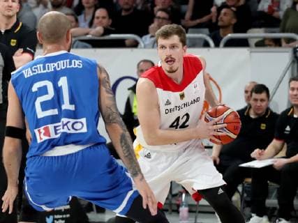 Deutschland, Bamberg, Brose Arena, 24.02.2019, Basketball - World Cup Qualifier - Deutschland - Griechenland Bild: v. l. Panagiotis VASILOPOULOS (Griechenland, 21) und Andreas Obst (Deutschand, 42) Copyright: HMBxMedia xHeikoxBecker