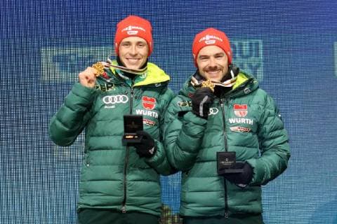 FIS NORDIC WORLD SKI CHAMPIONSHIPS 2019, SEEFELD, 24.02.2019, Nordic Combined Large Hill Team Sprint, Maenner, Nordische Kombination Grossschanze Team Sprint FIS NORDIC WORLD SKI CHAMPIONSHIPS 2019, SEEFELD, 24.02.2019, Nordic Combined Large Hill Team Sprint, Maenner, Nordische Kombination Grossschanze Team Sprint Bild: Siegerehrung, mit Medaillien, Eric Frenzel (GER, links) und Fabian Riessle (GER, rechts)