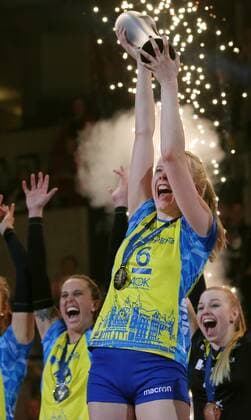 BAU 24.02.2019 Mannheim Volleyball DVV Pokal-Finale Frauen, SSC Palmberg Schwerin vs. Allianz MTV Stuttgart, Jennifer Geerties (Schwerin) mit Pokal bei der Siegerehrung