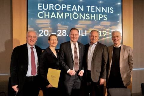 Sport Bilder des Tages Auftakt-Pressekonferenz zu den Tennis Hamburg Open 2019 - DTB Deutscher Tennisbund, MatchMaker Sports GmbH und Senat geben Ausblick auf das kommende Turnier Tennisturnier am Rothenbaum - Rotherbaum - Peter-Michael Reichel, Sandra Reichel, Vladimir Dmitriev, Andy Grote, Klaus Eberhard (von links) Auftakt-Pressekonferenz zu den Tennis Hamburg Open 2019 - DTB Deutscher Tennisbund, MatchMaker Sports GmbH und Senat geben Ausblick auf das kommende Turnier Tennisturnier am Rothenbaum - Rotherbaum, Hamburg Hamburg Deutschland Rathaus