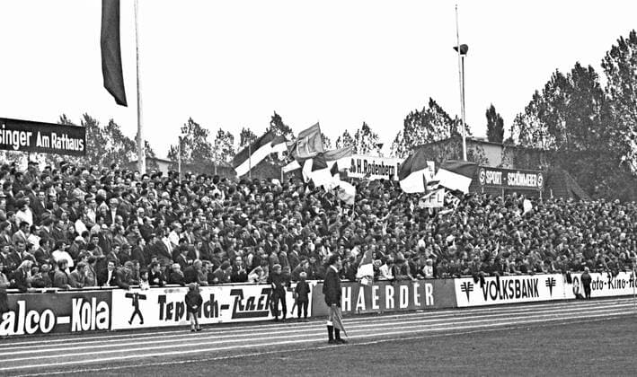 Aus Regionalliga Nord Saison 1969 70 VfL Wolfsburg (Weiß) gegen den VfL Osnabrück 3:3 am 05.10.1969 im VfL Stadion. Im Foto: WOB und Osnabrück Fans nebeneinander