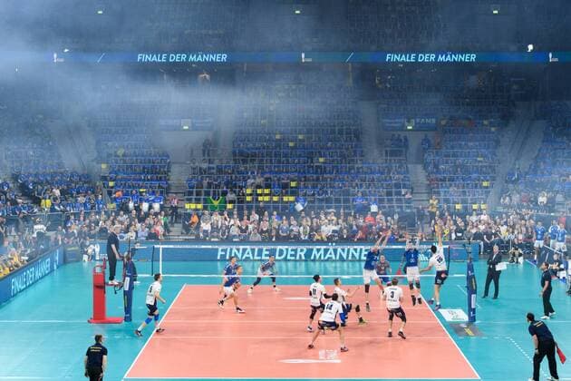 24.02.2019, SAP Arena, Mannheim Volleyball, DVV-Pokal Finale, VfB Friedrichshafen vs. SVG Lüneburg Lueneburg Angriff Ryan Sclater ( 15 Lueneburg) Feature Nebel Rauch