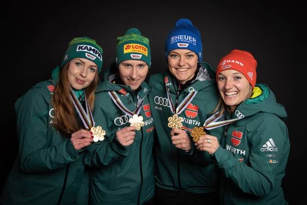Sport Themen der Woche KW09 Sport Bilder des Tages NORDIC SKIING - FIS Nordic World Ski Championships Seefeld 2019 SEEFELD,AUSTRIA,26.FEB.19 - NORDIC SKIING, Ski jumping Skispringen Ski nordisch - FIS Nordic World Ski Championships, team event, normal hill, ladies, medal shooting. Image shows Juliane Seyfarth, Ramona Straub, Carina Vogt and Katharina Althaus (GER). Keysword: medals. GEPAxpictures xHaraldxSteiner