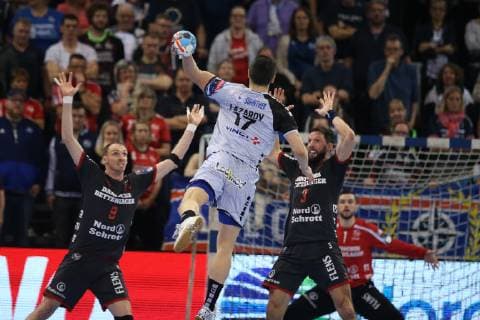 SG Flensburg-Handewitt vs HBC Nantes, Handball, EHF Champions League Gruppenphase, 27.02.19 Kiril Lazarov (HBC Nantes, 17) gegen Tobias Karlsson (SG Flensburg-Handewitt, 03) und Holger Glandorf (SG Flensburg-Handewitt, 09)