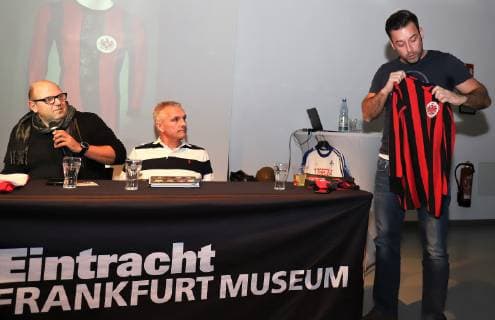 21702.2019 GER, Frankfurt am Main, Commerzbankarena Eintracht Frankfurt Museum Buchvorstellung Bundesliga-Trikots Autor Stefan Appenowitz Bild zeigt: , Autor Stefan Appenowitz, Andreas Brandes Co-Autor, Trikotsammler Boris Möller mit einem Trikot von Bernd Nickel emspor, DFL regulations prohibit any use of photographs as image sequences and or quasi-video *** 21702 2019 GER Frankfurt am Main Commerzbankarena Eintracht Frankfurt Museum Book launch Bundesliga jerseys author Stefan Appenowitz picture shows author Stefan Appenowitz Andreas Brandes co author jersey collector Boris Möller with a jersey by Bernd Nickel emspor DFL regulations prohibit any use of photographs as image sequences and or quasi video