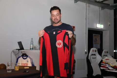 21702.2019 GER, Frankfurt am Main, Commerzbankarena Eintracht Frankfurt Museum Buchvorstellung Bundesliga-Trikots Autor Stefan Appenowitz Bild zeigt: , Trikotsammler Boris Möller mit einem Trikot von Bernd Nickel emspor, DFL regulations prohibit any use of photographs as image sequences and or quasi-video *** 21702 2019 GER Frankfurt am Main Commerzbankarena Eintracht Frankfurt Museum Book launch Bundesliga jerseys author Stefan Appenowitz picture shows jersey collector Boris Möller with a jersey by Bernd Nickel emspor DFL regulations prohibit any use of photographs as image sequences and or quasi video