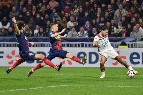 Memphis Depay(lyon) vs Paul Baysse et Frederic Guilbert (caen) FOOTBALL : Lyon vs Caen - 1 4 finale de Coupe de France - 27 02 2019 FredericChambert Panoramic 