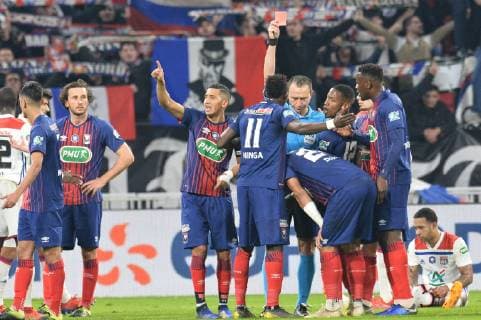 Ruddy Buquet donne un carton rouge a Alexander Djiku (caen) FOOTBALL : Lyon vs Caen - 1 4 finale de Coupe de France - 27 02 2019 FredericChambert Panoramic 