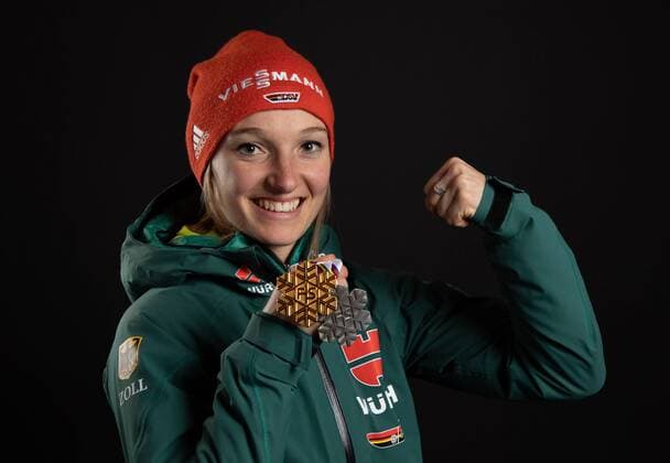 NORDIC SKIING - FIS Nordic World Ski Championships Seefeld 2019 SEEFELD,AUSTRIA,27.FEB.19 - NORDIC SKIING, Ski jumping Skispringen Ski nordisch - FIS Nordic World Ski Championships, normal hill, ladies, medal shooting. Image shows Katharina Althaus (GER). Keysword: medals. GEPAxpictures xHaraldxSteiner