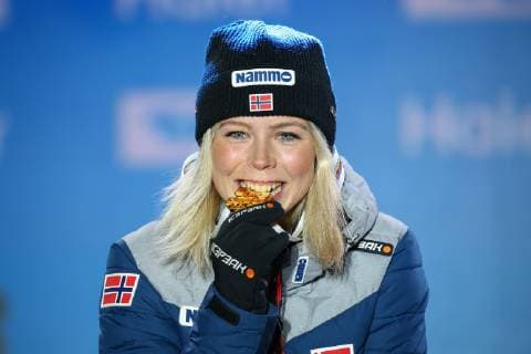 Sport Bilder des Tages NORDIC SKIING - FIS Nordic World Ski Championships Seefeld 2019 SEEFELD,AUSTRIA,28.FEB.19 - NORDIC SKIING, Ski jumping Skispringen Ski nordisch - FIS Nordic World Ski Championships, Medal Plaza, award ceremony, normal hill, ladies. Image shows Maren Lundby (NOR). GEPAxpictures xCh.xKelemen