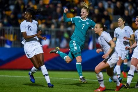 Fußball, Damen, Frankreich - Deutschland But de Lea Schuller ( Allemagne ) - Joie des joueurs de l equipe de Allemagne FOOTBALL : France vs Allemagne - Feminine - Laval - 28 02 2019 FedericoPestellini Panoramic 