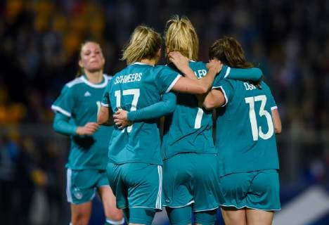 Sport Bilder des Tages Fußball, Damen, Frankreich - Deutschland But de Lea Schuller ( Allemagne ) - Joie des joueurs de l equipe de Allemagne FOOTBALL : France vs Allemagne - Feminine - Laval - 28 02 2019 FedericoPestellini Panoramic 